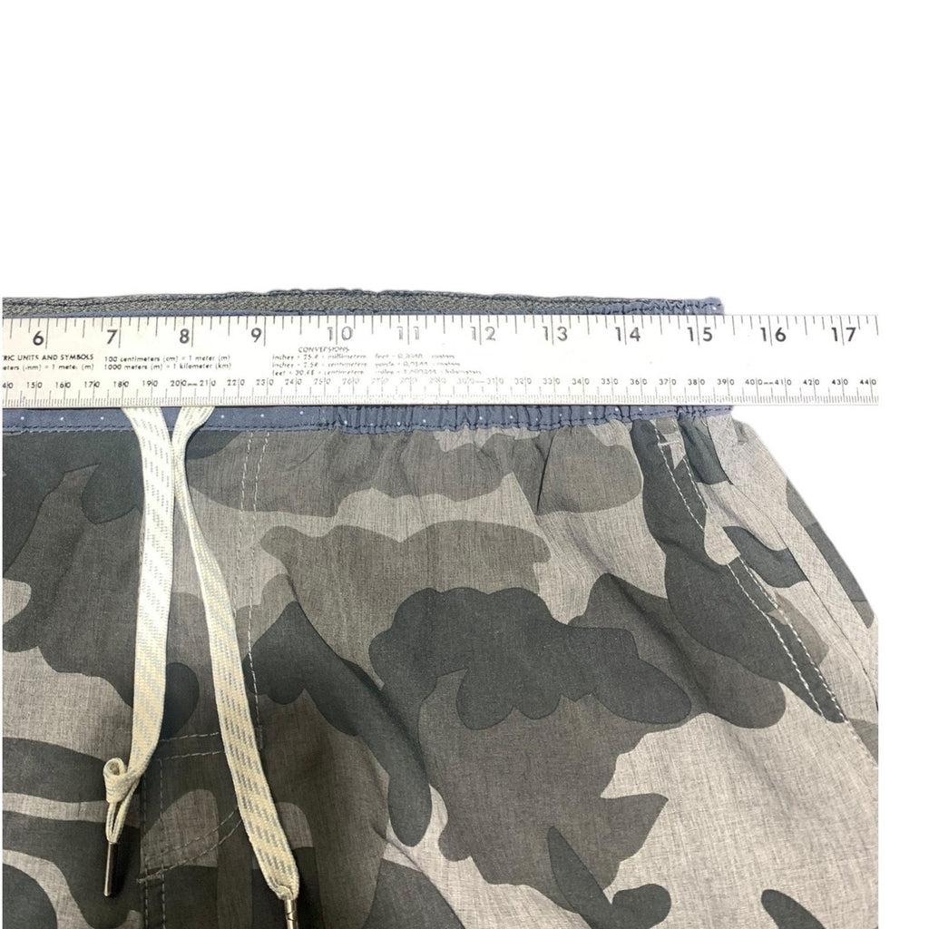 Vuori Banks Shorts Mens Grey Charcoal Camo Hybrid Boardshorts Size Medium 7.5in
