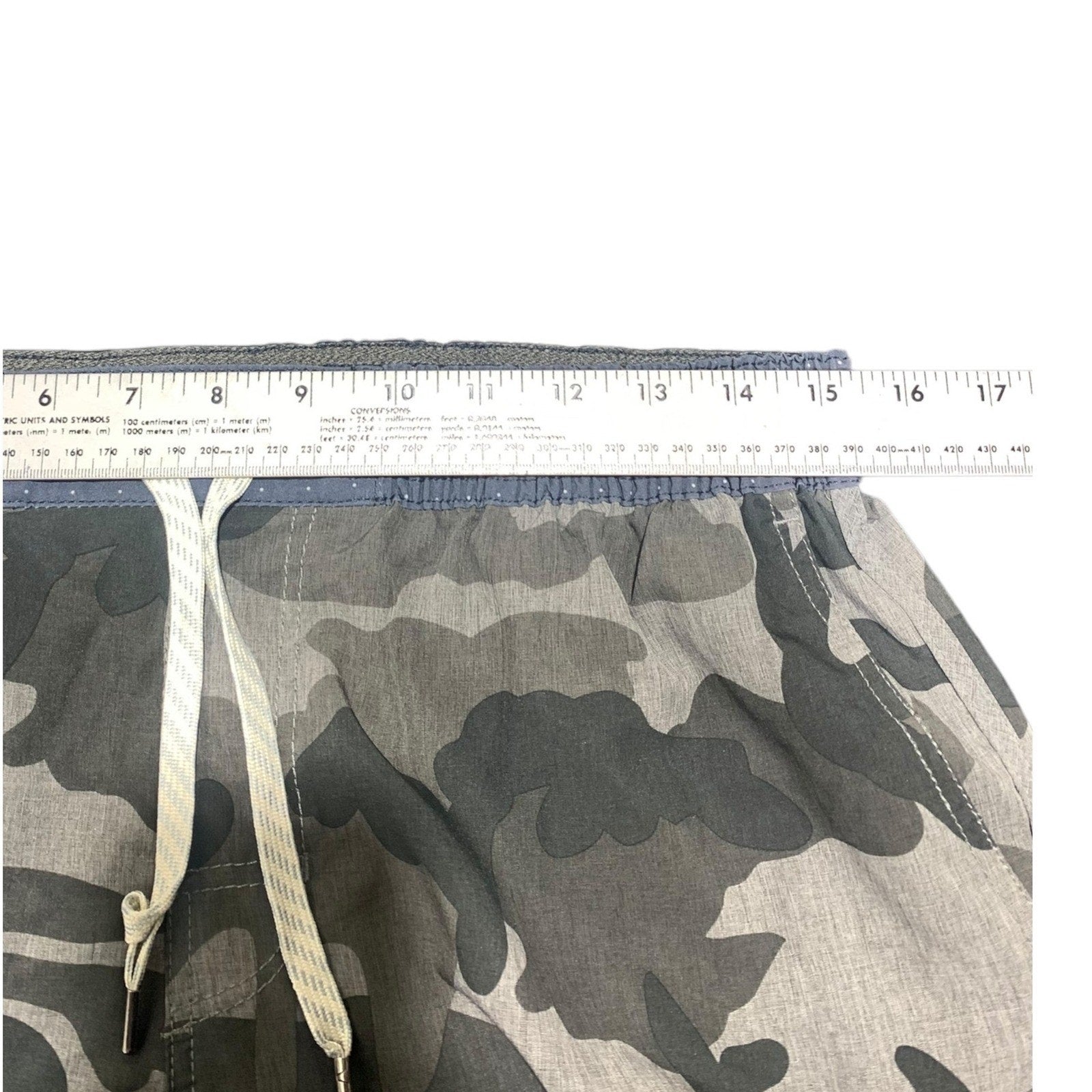 Vuori Banks Shorts Mens Grey Charcoal Camo Hybrid Boardshorts Size Medium 7.5in