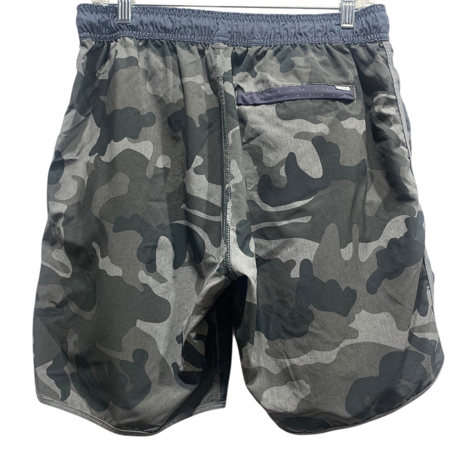 Vuori Banks Shorts Mens Grey Charcoal Camo Hybrid Boardshorts Size Medium 7.5in
