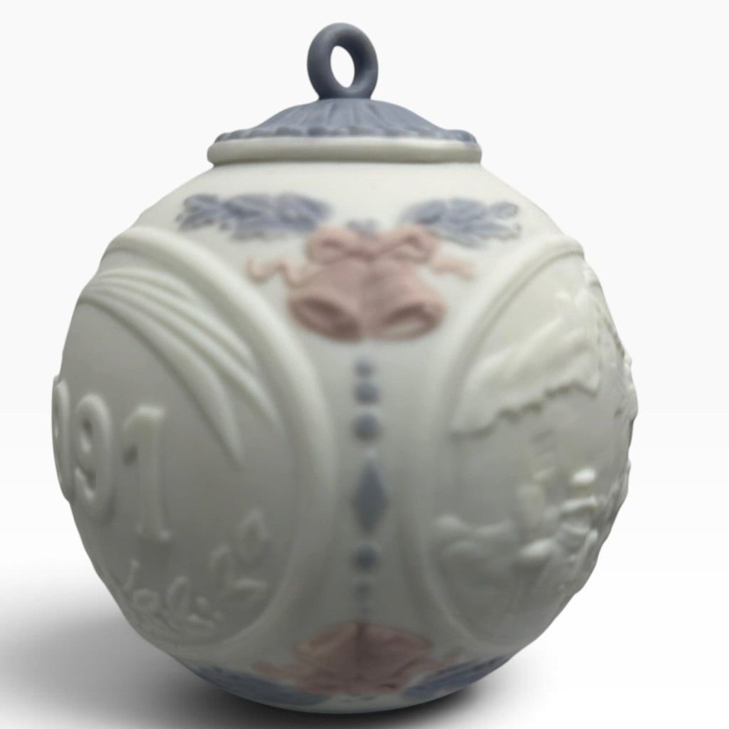Lladro 1991 Christmas Ball Ornament Matte Porcelain Nativity Carolers with Box
