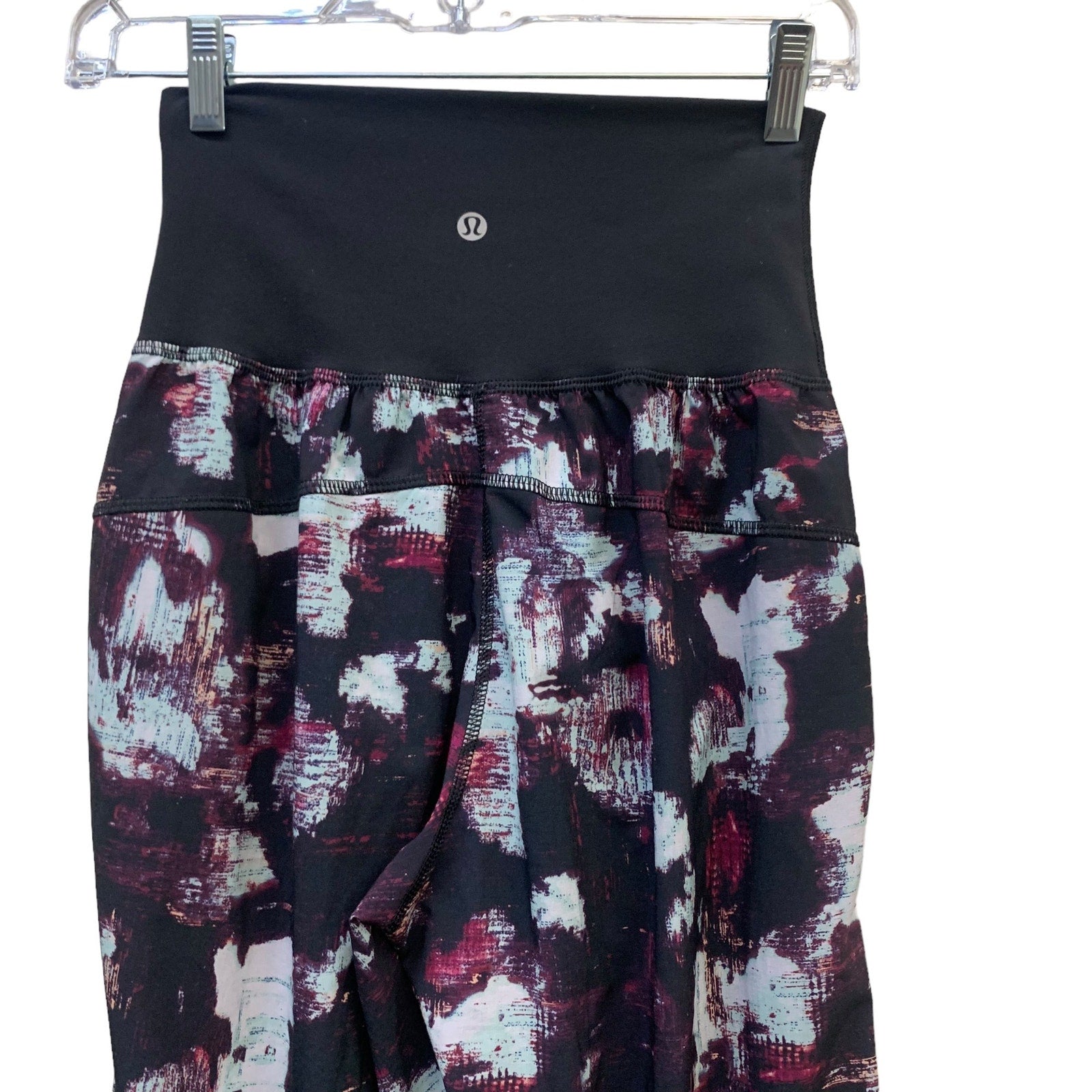 Lululemon Tranquil Crop Kara Blossom Multi / Black SZ 4