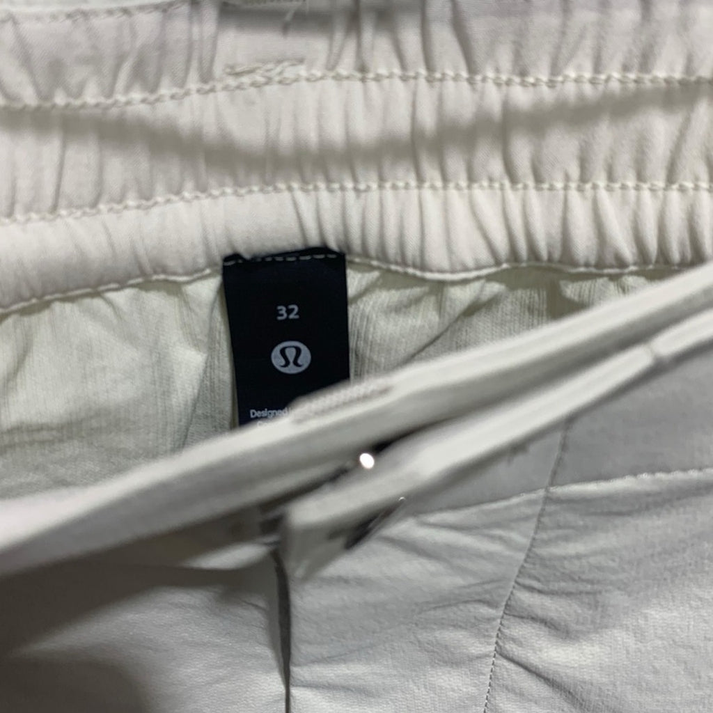 Lululemon Men’s Classic-Fit Hiking Cargo Short 9" Color Bone White Size 32 NWT