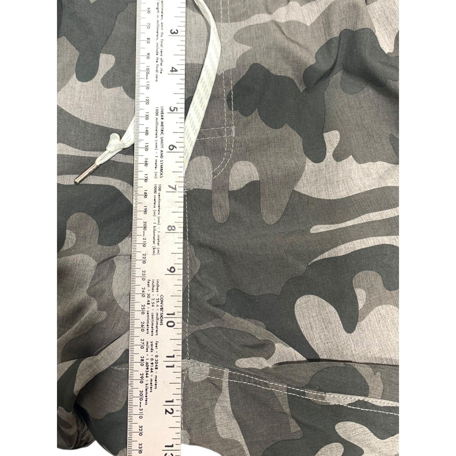Vuori Banks Shorts Mens Grey Charcoal Camo Hybrid Boardshorts Size Medium 7.5in
