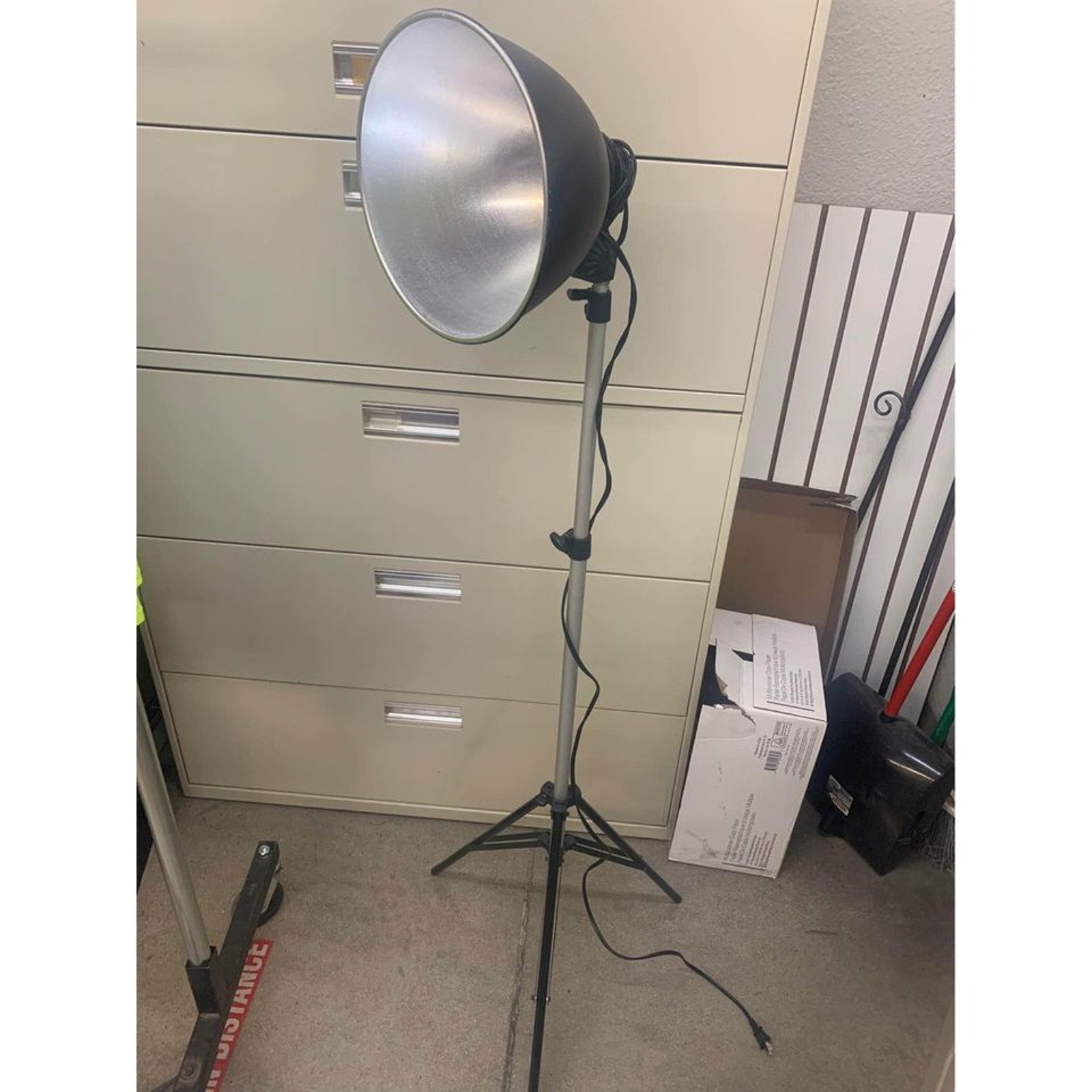Pro master lighting with tripods, lightbulbs, and bag