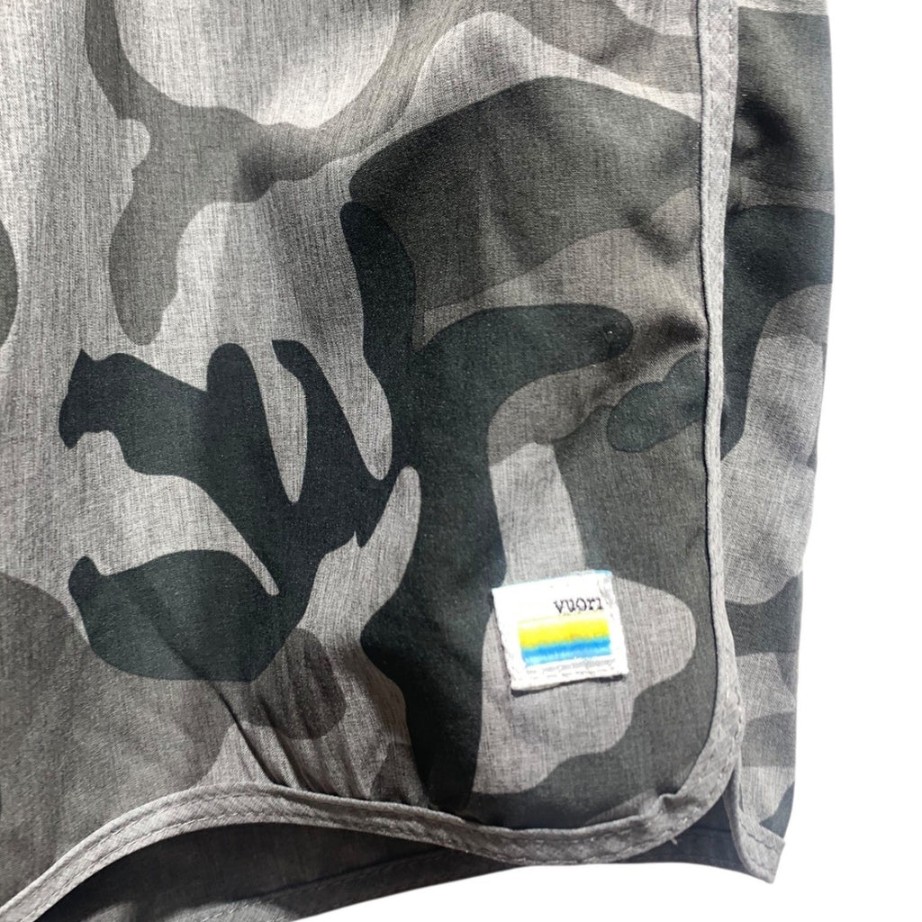 Vuori Banks Shorts Mens Grey Charcoal Camo Hybrid Boardshorts Size Medium 7.5in