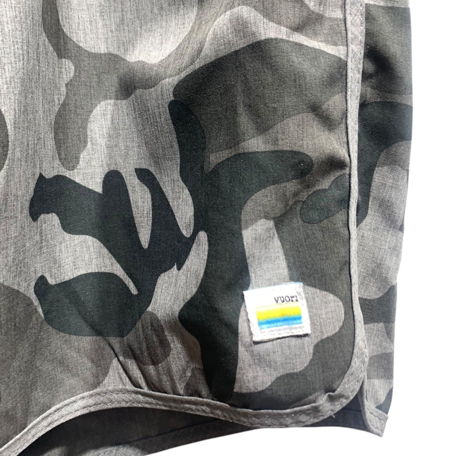 Vuori Banks Shorts Mens Grey Charcoal Camo Hybrid Boardshorts Size Medium 7.5in