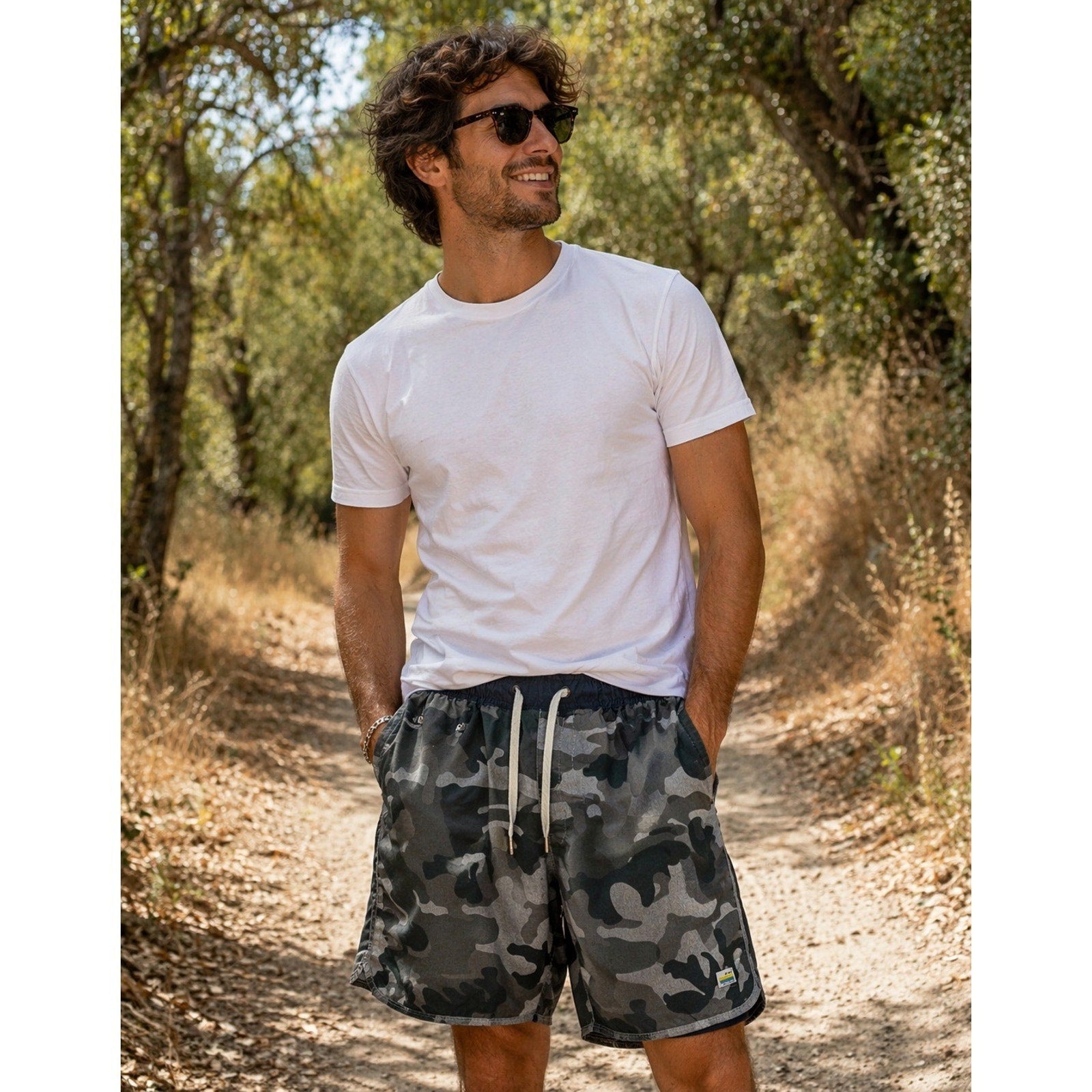 Vuori Banks Shorts Mens Grey Charcoal Camo Hybrid Boardshorts Size Medium 7.5in