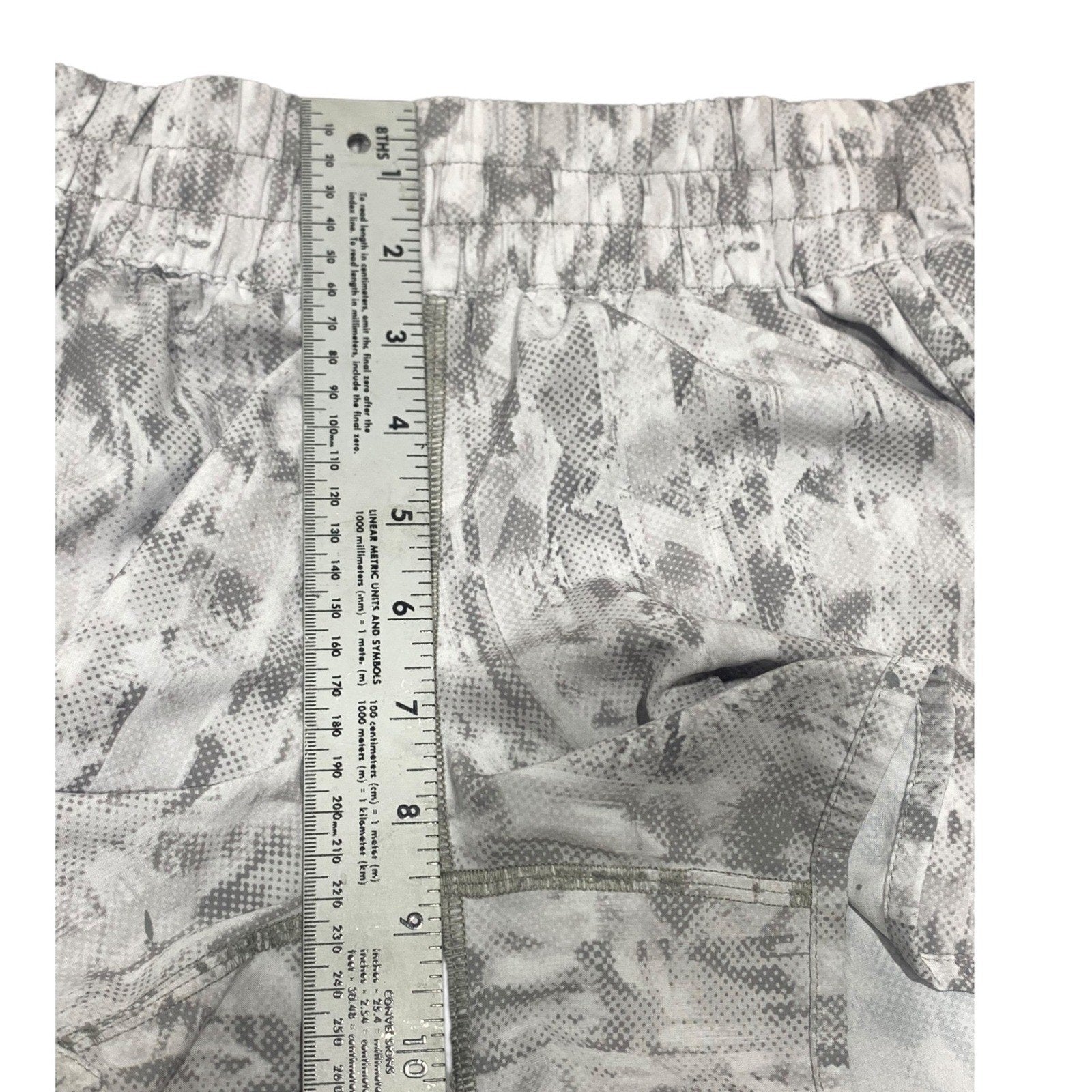 Lululemon Tracker Short V *4" City Breeze Alpine White Multi size 8