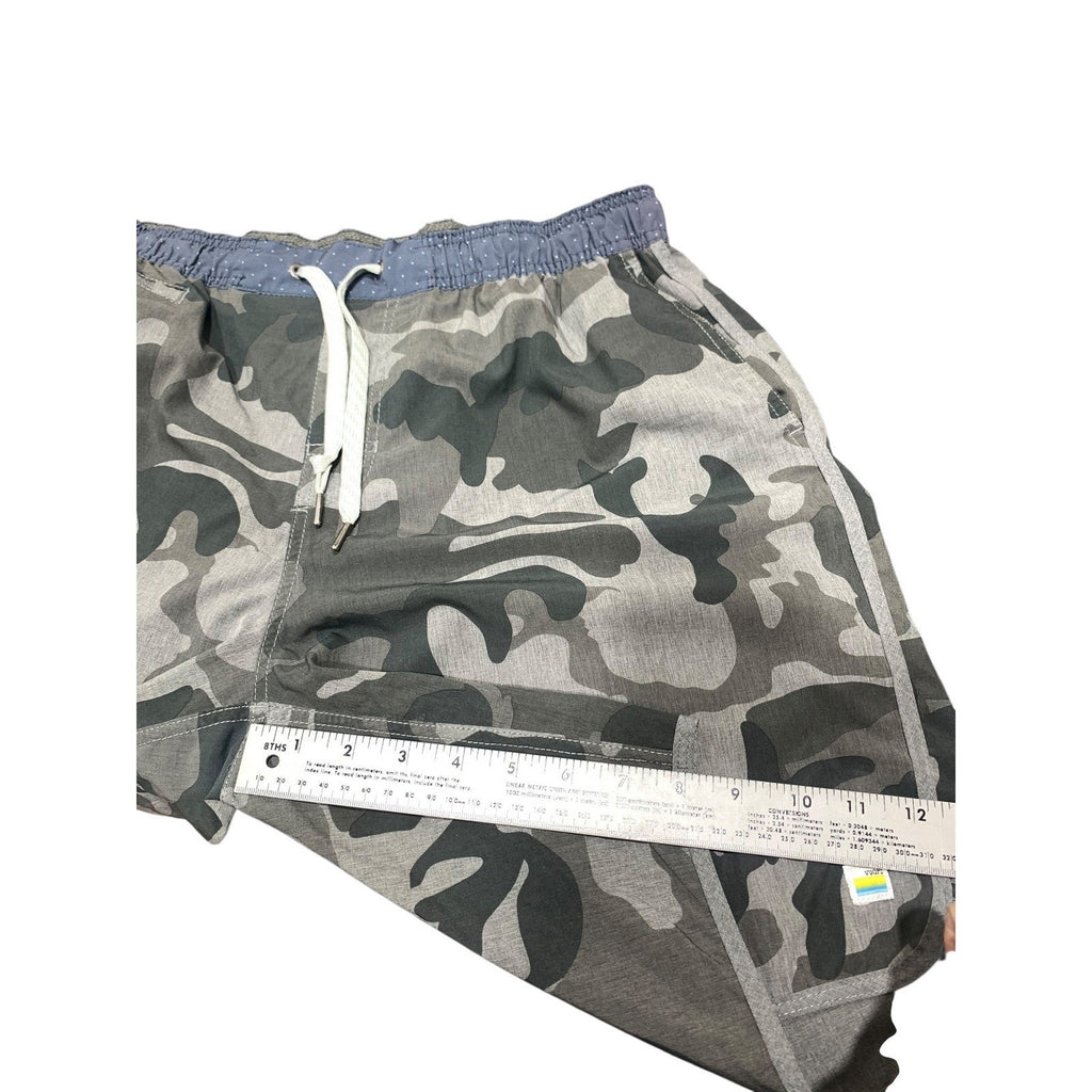 Vuori Banks Shorts Mens Grey Charcoal Camo Hybrid Boardshorts Size Medium 7.5in