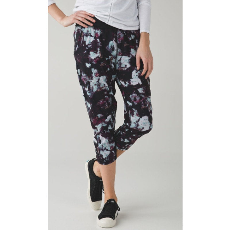 Lululemon Tranquil Crop Kara Blossom Multi / Black SZ 4
